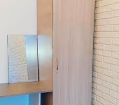 Стандартная комната с 2 односпальными кроватями, с общей ванной комнатой и видом на город в Мир