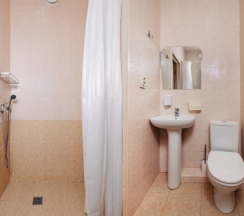 Стандарт  с двуспальной и односпальной кроватями и кухней ( на два номера ) до 3 гостей в Дельфин парк