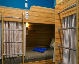 Спальное место в общем номере для мужчин на двухъярусной кровати  в Red apple