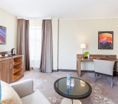 ЛЮКС С ОДНОЙ СПАЛЬНЕЙ, БОЛЬШОЙ КРОВАТЬЮ (KING SIZE) И ДОСТУПОМ В БАР-ГОСТИНУЮ в Doubletree by Hilton Tyumen