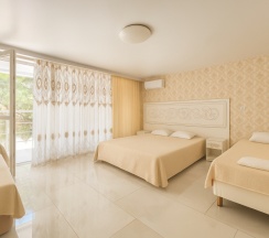 Номер с балконом (до 4-х человек) в Уют