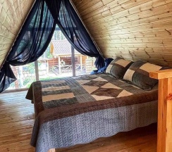 Двухместный семейный коттедж Мансарда с красивым видом из окна двуспальная кровать в А-фрейм дома