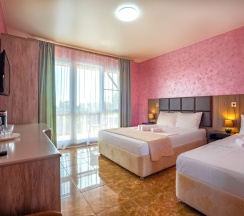 Трёхместный номер (3 этаж) Делюкс с балконом в Eco Life