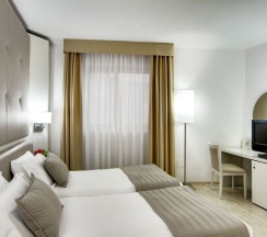 Четырёхместный номер Standard в Mediterraneo Palace Hotel