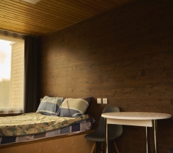 Барнхаус Wood с двуспальной кроватью в Kovcheg 51