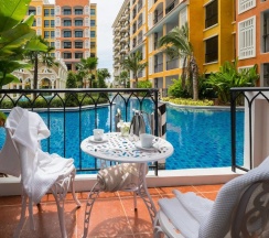 Номер Deluxe с балконом в The Symphony Suites Pattaya