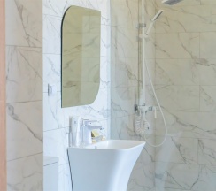 Двухкомнатный номер Люкс на трех-четырех гостей с балконом видом на море (корпус Б) в Оптимист