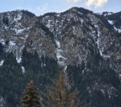 Четырёхместные апартаменты с балконом и с видом на город в White house in the mountains