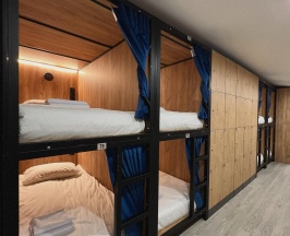 Кровать в общем мужском номере в NewCube