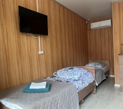 Комната стандарт с 2 односпальными и 1 двуспальной кроватью в Гостевой дом