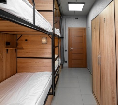 Кровать в женском 4-местном номере (удобства на этаже) в Sleep box