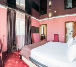 Двухместный люкс с балконом (двуспальная кровать) в Red hotel