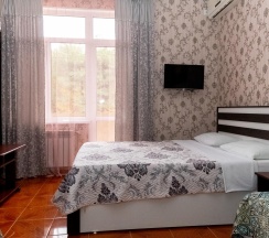 Комната стандарт с 2 односпальными и 1 двуспальной кроватью в Якорь