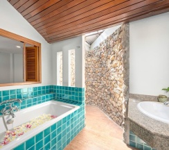 Бунгало Deluxe с балконом в Курортный отель The Fair House Beach Resort & Hotel