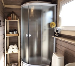 Коттедж c 1 комнатой с красивым видом из окна в Гостевой дом