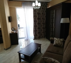 Люкс с балконом и с видом на горы в Гега