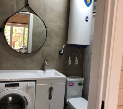 Коттедж с 3 комнатами с балконом и с красивым видом из окна в Лазурный берег