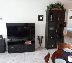 Коттедж с 2 комнатами в Private designer 8 room art getaway 2 Br-2Ba Full Kitchen Barbecue Patio 2min to beach