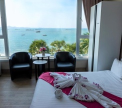 Люкс с видом на море в The Beach Front Resort Pattaya  - SHA Plus