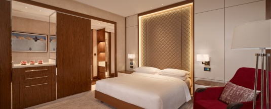 Номер Делюкс с большой двуспальной кроватью и доступом в клубную гостиную в Hyatt Regency Moscow Petrovsky Park