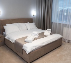 Номер стандарт улучшенный с 1 двуспальной кроватью (с завтраком) в Тарей