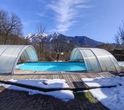 Коттедж с балконом и с красивым видом из окна в Солнечный