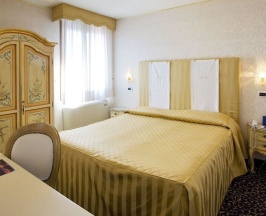 Двухместный номер Superior с видом на канал двуспальная кровать в Hotel Principe