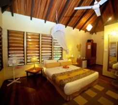 Бунгало рядом с пляжем в Club Fiji Resort