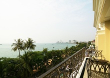 Номер Deluxe с балконом и beachfront в LK The Empress Pattaya