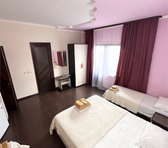 Четырехместный номер с балконом в Guest house city center