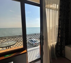 Трёхместный номер Deluxe с балконом и с видом на море в Мини-отель Leon Beach Hotel