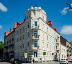 Апартаменты с 2 комнатами в Квартира в знаменитом доме с Атлантом