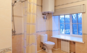 апартаменты студия с окном в ванной комнате в Ульберг