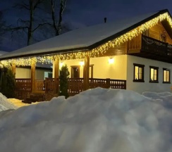 Шале c террасой с балконом в Moon House