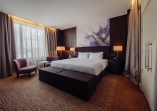 номер ДЕЛЮКС ПРЕДСТАВИТЕЛЬСКИЙ c 1 двуспальной кроватью в Doubletree by Hilton Moscow-Marina