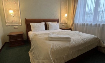 2-комнатный номер люкс с 1 двуспальной кроватью (вид на площадь) в Боровница