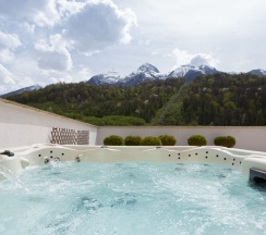 Представительский люкс с джакузи и террасой в Кортъярд Марриотт Сочи Красная Поляна