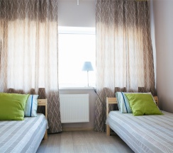 Эконом апартаменты с гостиной и 2 спальнями (Всего 2 таких номера в двухэтажном корпусе на 8 номеров) в Искатель