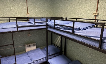 Кровать в 4-местном общем мужском номере (без окна) в Точка