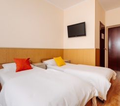 Стандарт с двуспальной и односпальными кроватями , видом на море до 4 гостей в Дельфин парк