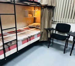 Кровать в женском номере c 5 двухъярусными кроватями (удобства на этаже) в Темпер прайд