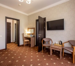 Номер первой категории  "Улучшенный люкс с балконом" в Mari