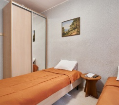 Стандарт с одной двуспальной или двумя раздельными кроватями с удобствами на этаже в Салют