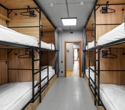 Кровать в мужском 8-местном номере (удобства на этаже) в Sleep box