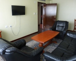 Трехкомнатный люкс с двуспальной кроватью в Металлург