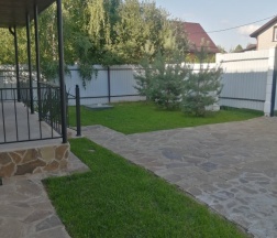 Шестиместный коттедж Мансарда с балконом и с красивым видом из окна в У пруда