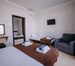 Люкс с 2 спальнями (первая комната проходная) в Космос