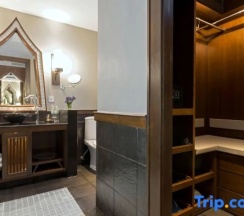 Двухместный номер с балконом и с видом на бассейн двуспальная кровать в Phuket Marriott Resort And Spa, Nai Yang Beach