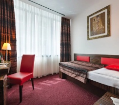 Трёхместный семейный люкс с 2 комнатами в EA Hotel Crystal Palace