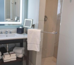 Двухместный номер с видом на реку двуспальная кровать в The Cotton Sail Hotel, Tapestry Collection By Hilton